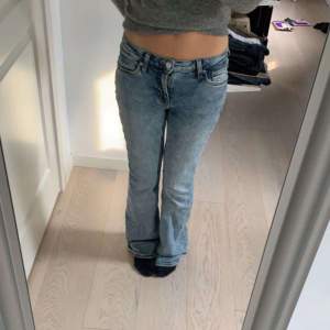 Weekday jeans low bootcut storlek 25. Original pris 600 kr. Pris kan alltid diskuteras!💗