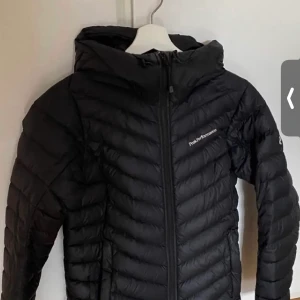 Peak performance  - Svart peak jacka i storlek 160 motsvarar xs/s säljer för 350 Köp inte direkt 