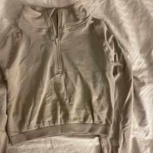Beige ICIW Träningströja  - Jättesnygg träningströja som jag endast använt 1-2 gånger, köpt rätt så nyss, nypris: 450 kr 
