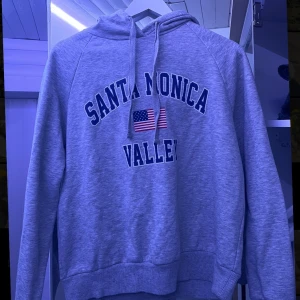 Hoddie med tryck - Hoddie från Gina tricot som tyvärr inte kommer till användning🤍