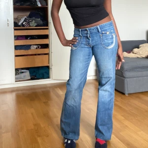 Crooker Jeans  - Ett par lågmidjade jeans köpta second hand. Endast använd en gång och inga defekter. Kontakta för fler bilder!