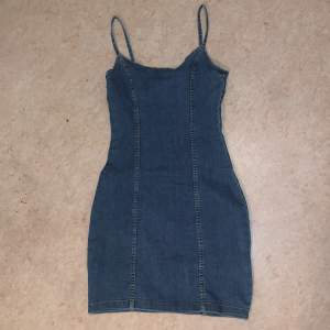 Jeans kläning från H&M. Köpt för 400kr säljer för 200kr. Helt oanvänd. 