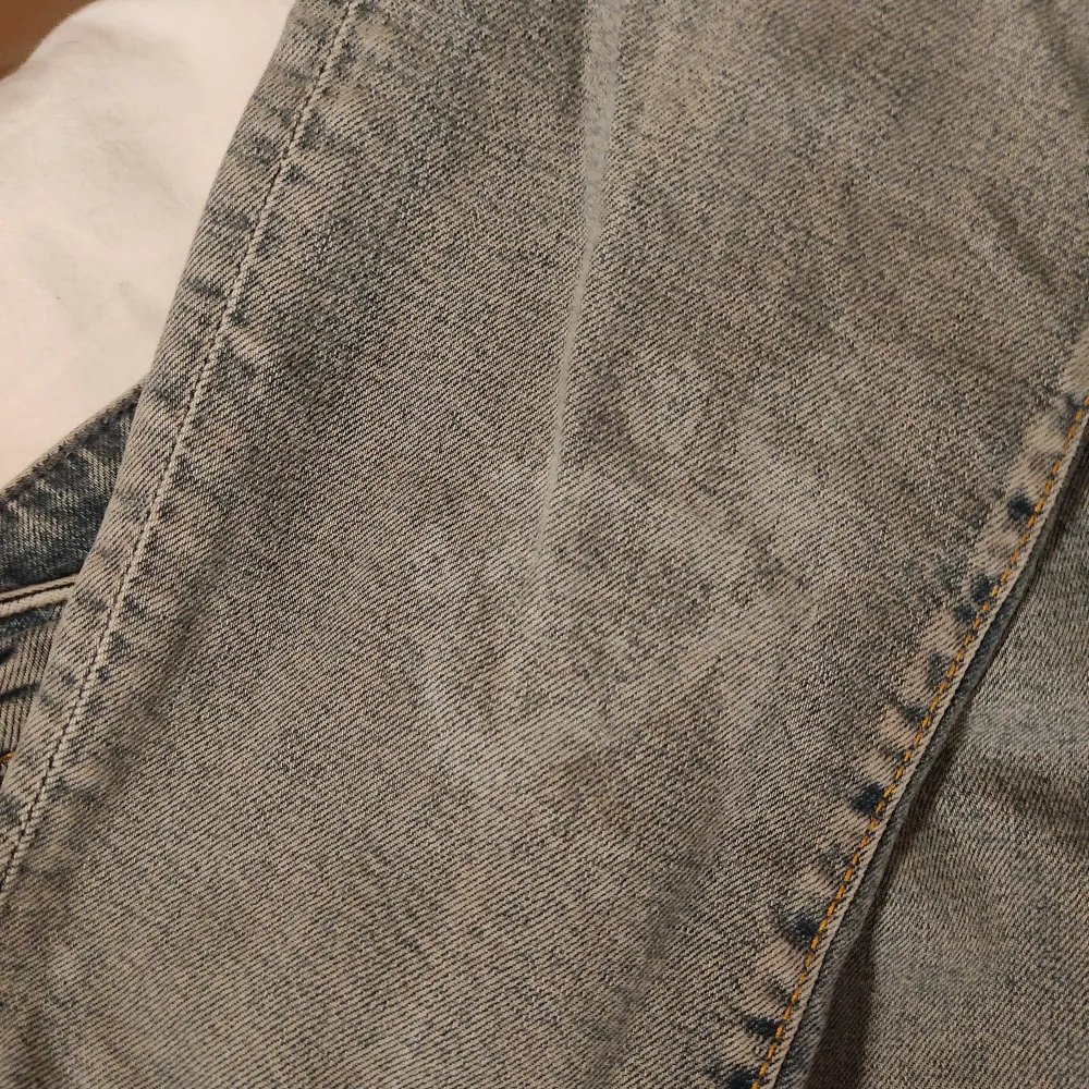 Ett par vanliga straightleg jeans. De har en bleknings fläck på högra vaden från ett försök att få bort en gräs fläck men den syns inte särskilt bra.. Jeans & Byxor.