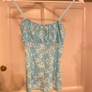 Zara topp - Blommig blå Zara topp / linne, nästan oanvänd. Tunt, nästan genomskinligt material.🎀 