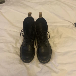 Dr martens  - Använda mindre än 5 ggr och säljer nu då de är försmå. Inga spår av slitage🤍 storlek 37. Använd inte köp direkt!