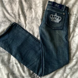 Vicoria Beckham jeans  -  lågmidjade jeans från Victoria Beckham🤍Innerbensmått är 84cm och midjan är 72cm I nyskick,inga hål,fläckar,låsa trådar mm…Nypris ligger på runt 1200kr❣️För både din och min säkerhet så skickas det spårbart med post nord (skicka lätt)!🤍