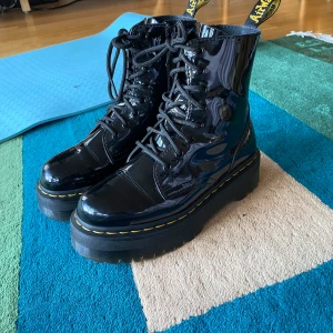 Dr.Martens - Använda i max 6mån innan de blev för små, så superbra bra skick. . Priset kan diskuteras, nypris 2400kr