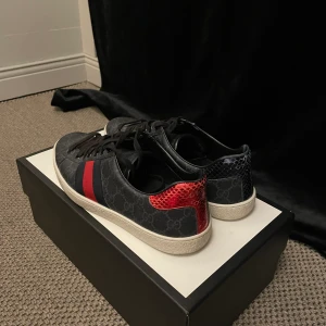 Gucci sneakers (Ace GG Supreme sneaker) - Gucci sneakers i fint med använt skick. Nypris ca 6000kr. Kvitto finns.
