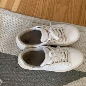 Fina vita skor. Hela skon är i bra skick. 🌟frakt 59kr🌸 