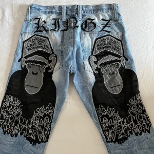 Byxor med tryck där bak  - Säljer mina skitcoola jeans med tryck på baksidan. De står att dom är i storlek 32 och jag brukar ha stl 27 och jag behöver bälte till dom. Kom privat för fler bilder och frågor💛 säljer för 300kr om fler är intresserade blir det budgivning🤍