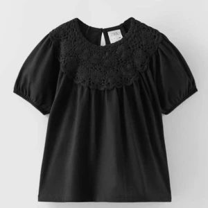 svart tröja med puffärm - Säljer denna söta t-shirten med broderi från zara. Använd en gång, så typ helt ny. Den har puffärmar och är i storlek 152 som motsvarar XS. Köpt för 180 så säljer för 115kr + frakt💕 Tryck ej på "KÖP NU” skicka meddelande istället👌🏼