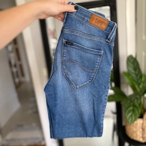 Lågmidjade Lee jeans - Lee jeans i mycket bra skick! Nypris 999kr, inga defekter. Fraktpris kan diskuteras 