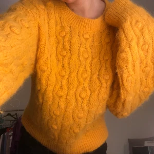 Gul stickad tröja  - Säljer min mönstrade stickade ströja:) använd ett fåtal gånger, hel och välbehållen.