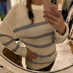 Lång tröja  -  Säljer denna långa blå vita tröja. Använd få gånger