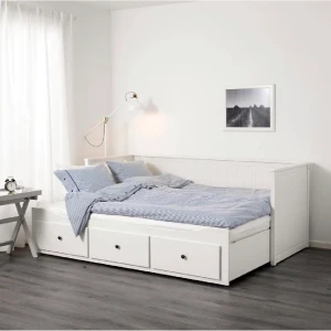 Ikea säng - Sängen är i bra skick o bekväm, finns 3 lådor för förvaring. Kan dras ut och bli till dunbelsäng, vill bli av med den då den är opassande, den är i strl 80x200. Nypris 4000 utan madrass då, säljs för 1500 m madrassen. Frågor kring pris och bilder, privat!