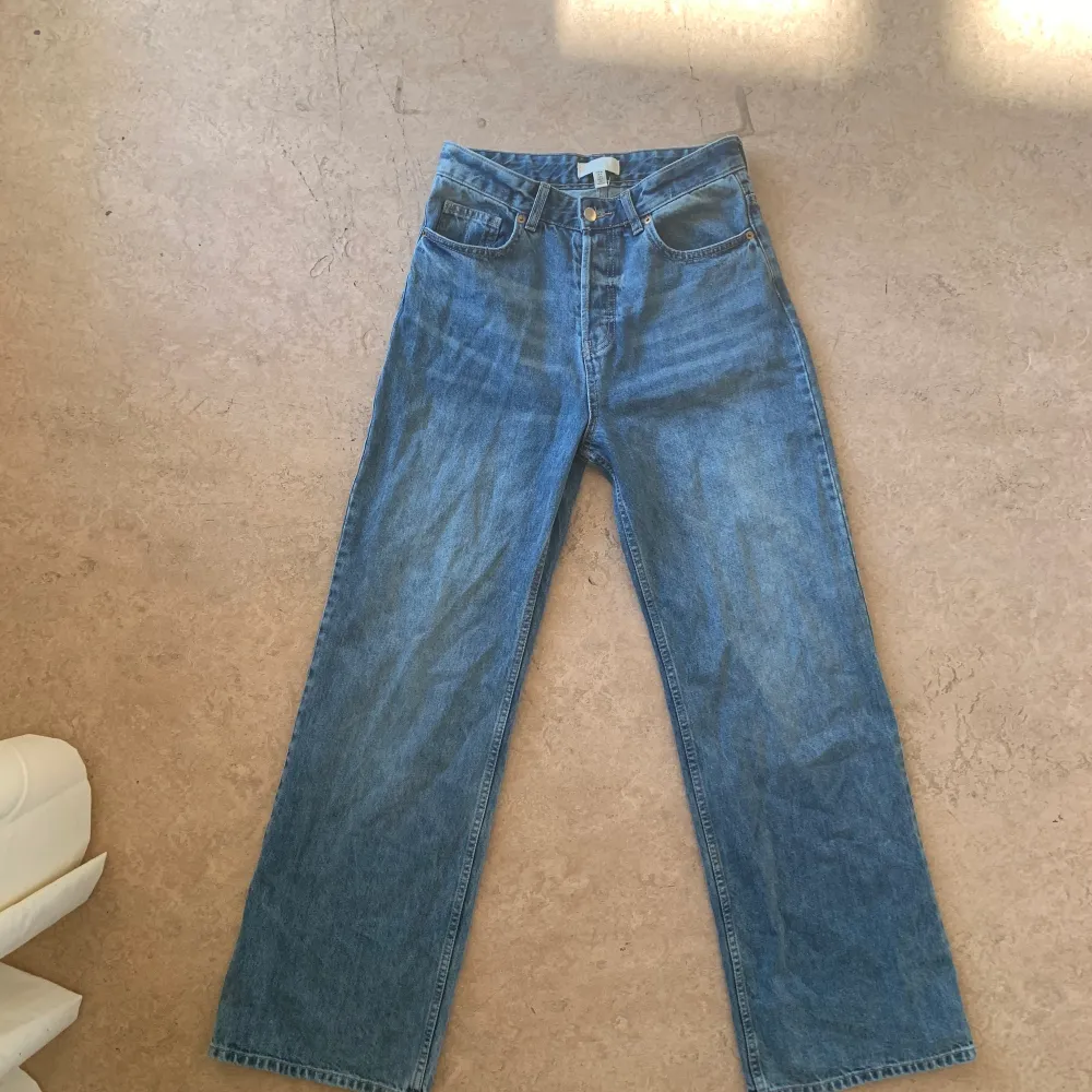 Helt oanvända hm jeans storlek 36. De är högmidjade så skulle säga 30-32 i midjan och 34-36 på längden.. Jeans & Byxor.