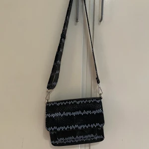 Handväska hvisk - Handväska från hvisk i bra skick som endast är använd ett fåtal gånger. Höjd 17 cm, bredd 21 cm. 