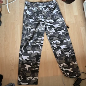 Camo Byxor - Ett par skitballa Camo byxor som använts 1-2 gånger, har en liten skada vid skrevet men de går att fixa med nål och tråd! Väldigt lätta och tunna så kan vara najs på våren och sommaren