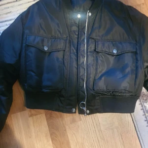 Kort tunn bombarjacka - Använt mycket men fin 