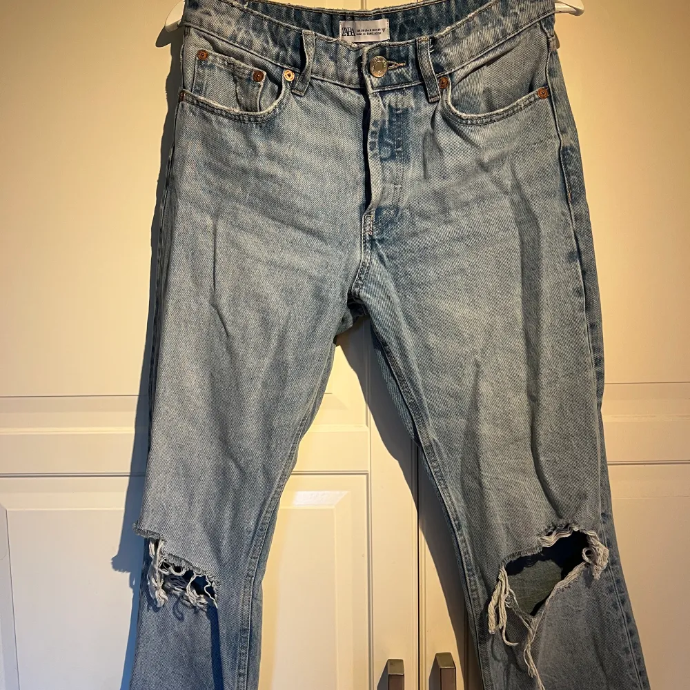 Raka jeans med hål vid knäna från Zara. Köpte dessa utan att pröva i butik och sedan visade det sig att de var förstora.  Bara provade, aldrig använda!! Pris: 130kr + frakt. Jeans & Byxor.