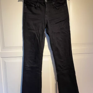 715 low bootcut jeans från Levis  - Svarta lowrise bootcut jeans från Levis köpta för ca 3 år sedan Pris: 300kr + frakt