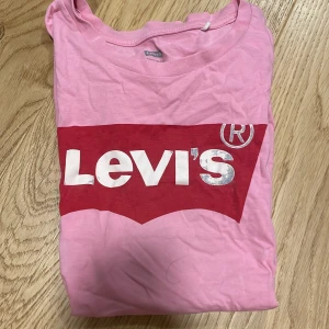  T-shirt  - Säljer min Levi’s T-shirt då jag inte använder den längre.