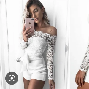 Off shoulder playsuit  - Offshoulder playsuit från Dennis Maglic i storlek S Använd endast en gång på en skolavslutning Pris: 275kr + frakt