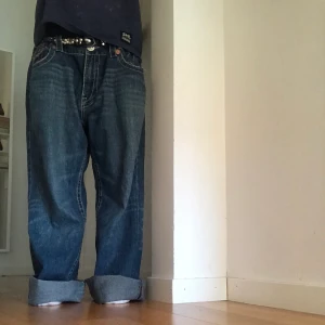 trueys  - säljer mina trueys för de kommer itne till användning, ena knappen är borta på en av fickorna, de är äkta. de är väldigt stora i midjan men funkar bra med skärp. men hör av er vid intresse eller frågor!<3