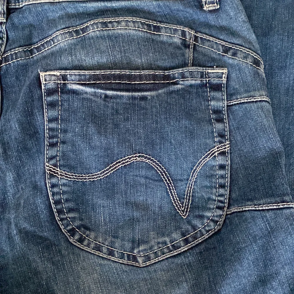 Säljer dessa snygga jeans som jag köpt på sellpy eftersom de var för stora för mig. De är i storlek 30/34 och säljer dem för 120kr plus frakt🙌🏼 om det är många som är intresserad kan det bli en budgivning💓. Jeans & Byxor.