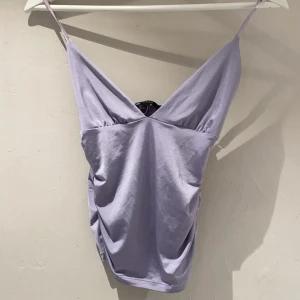 Lila topp  - Lila topp i lent silkes material, ryshad vid sidan så man får fin figur 🤍💖🤍