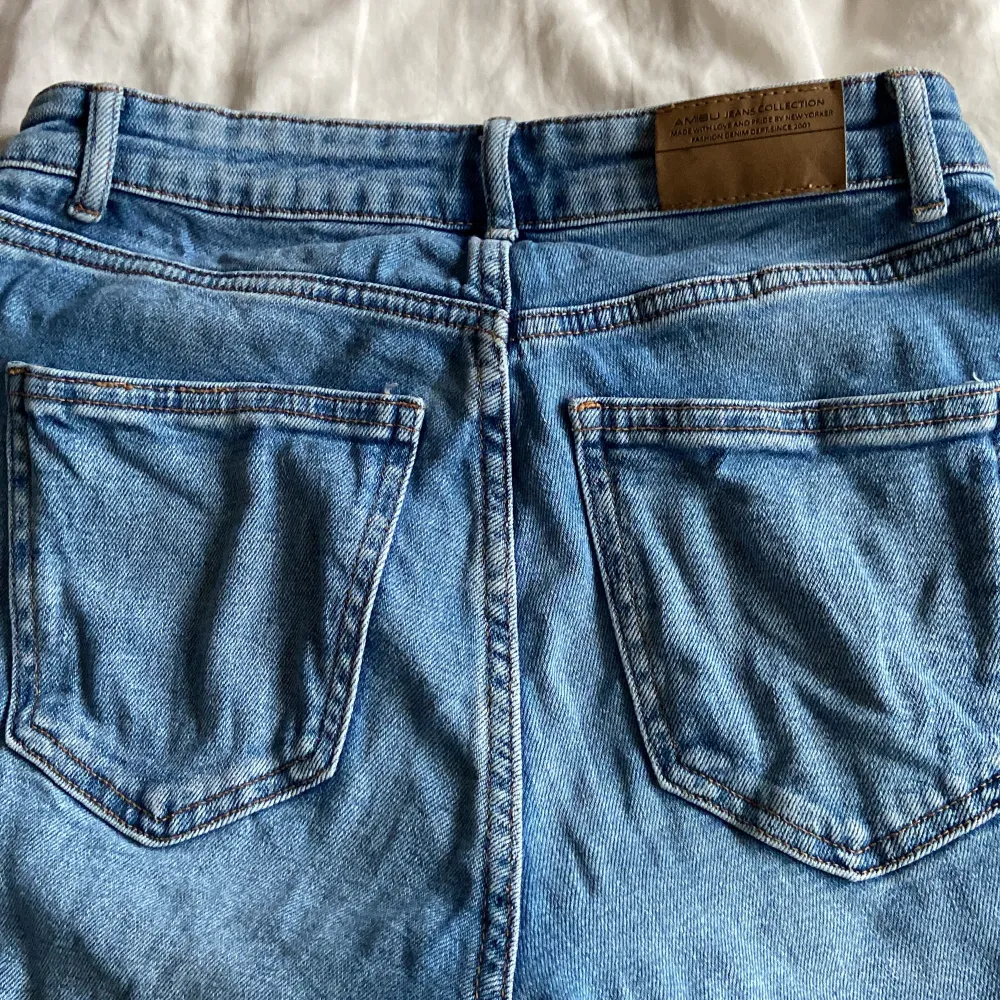 Bootcut-jeans från Amisu, använda få gånger🤍 Innerbenslängd 80 cm och midja ca 75 cm.  Använd gärna köp direkt❤️. Jeans & Byxor.