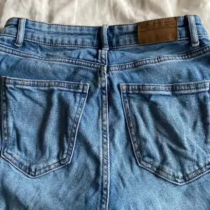 Bootcut-jeans från Amisu, använda få gånger🤍 Innerbenslängd 80 cm och midja ca 75 cm.  Använd gärna köp direkt❤️