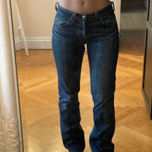 Bootcut lågmidjade lee jeans🥰 - Säljer nu favoritbyxorna då de blivit lite bortglömda. Sjuukt snygga och sitter perfekt!!💞 bara att höra av dig om du har några frågor eller funderingar:) frakt tillkommer!!