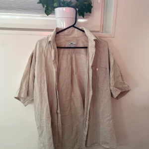 Linneskjorta  - En linneskjorta från herravdelningen. Storlek M. Sitter oversized på mig som har S i vanliga fall. Använd max 2 gånger. Köp för 60kr + spårbar frakt!