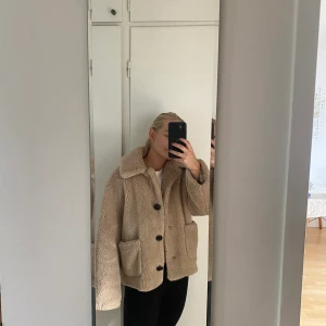 Teddy jacka - Teddy jacka från zara. En knapp saknas men annars väldigt fint skick. 