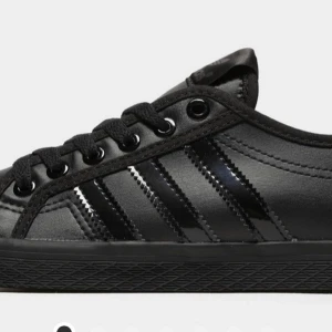 Adidas skor  - Jätte fina svarta adidas skor använd en gång inomhus. Som nya. Storlek 38  