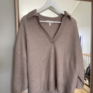 Stickad tröja från H&M - Superfin tunn stickad beige tröja från H&M i storlek S. Endast använd ett fåtal gånger och i mycket fint skick