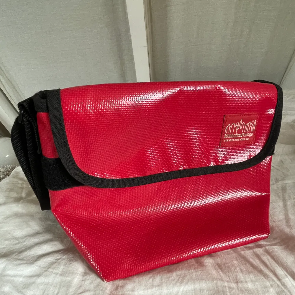 Röd väska i liknande stil som de coola Freitag väskorna. Använd men fortfarande fint skick! Köpt i England.   Obs snabb affär pga flytt💚. Väskor.