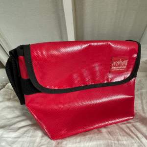 Röd väska i liknande stil som de coola Freitag väskorna. Använd men fortfarande fint skick! Köpt i England.   Obs snabb affär pga flytt💚