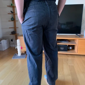 Chinos Byxor  - Ett par chinos-aktiga byxor från Carlings. Något använda men är i bra skick. Storleken är M. Hör av er vid frågor om mått eller annat!