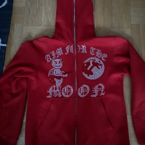 Aim for the moon -  aim for the moon hoddie som jag säljer på grund av att jag tröttnat på den. Väldigt bra skick! Kan också skicka. Köper står också för frakten