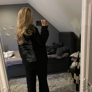 hoodie - Snygg hoodie med text på ryggen💖💖