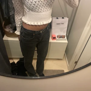 Jeans  - Säljer dessa fina mid Waist jeans från zara i grå färg, jag är 174 men passar under såklart också lite bättre i längd!💘