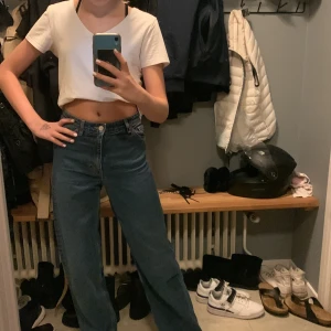 Monki jeans - Ett par mid rised jeans från monki i storlek 26, har inga tydliga difekter. Köparen står för frakt