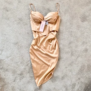 NY klänning OH POLLY  - Ny klänning från OH Polly. Kuporna är vadderade. Smickrande på kroppen. Lappar kvar Nypris 750 med frakt   Storlek UK 10 / 38 /M Gott om plats för bysten.