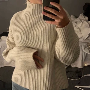 Stickad tröja - Stickad tröja köpt för 400kr. Fint skick!