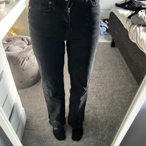 Jättefina svarta jeans från madlady som har en liten slits längst ner. Knappt andvända. Köparen står för frakten 