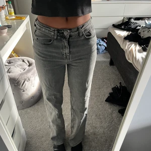 Grå jeans - Jättefina gråa jeans från madlady som är i storlek 34. Säljer dem då dem aldrig kommer till andvönding. Dem är knappt andvända. Köparen står för frakten