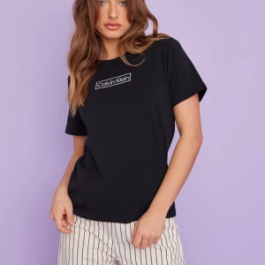 Svart t-shirt från Calvin Klein - Säljer pga fel storlek! Lapparna är kvar. Nypris: 450kr Storlek: L