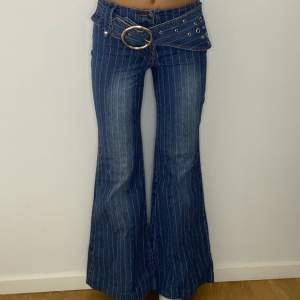 80/70-tals utsvängda jeans! älskar dessa jeans, sitter som en smäck på en :) är 165cm, skulle säga att dem passar XS-S, är själv S